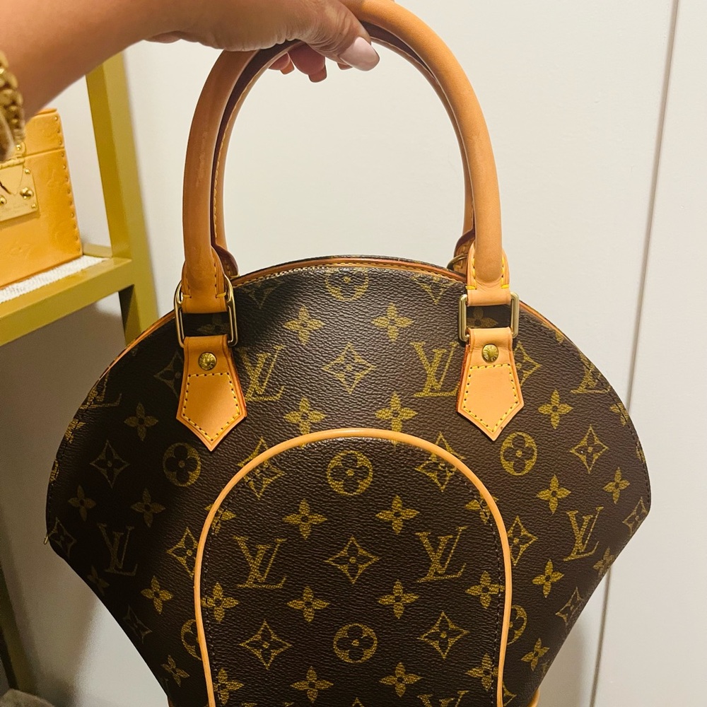 SOLD!!!Authentic Louis Vuitton handbag